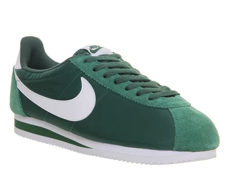 Weiße, grüne Nike Cortez 